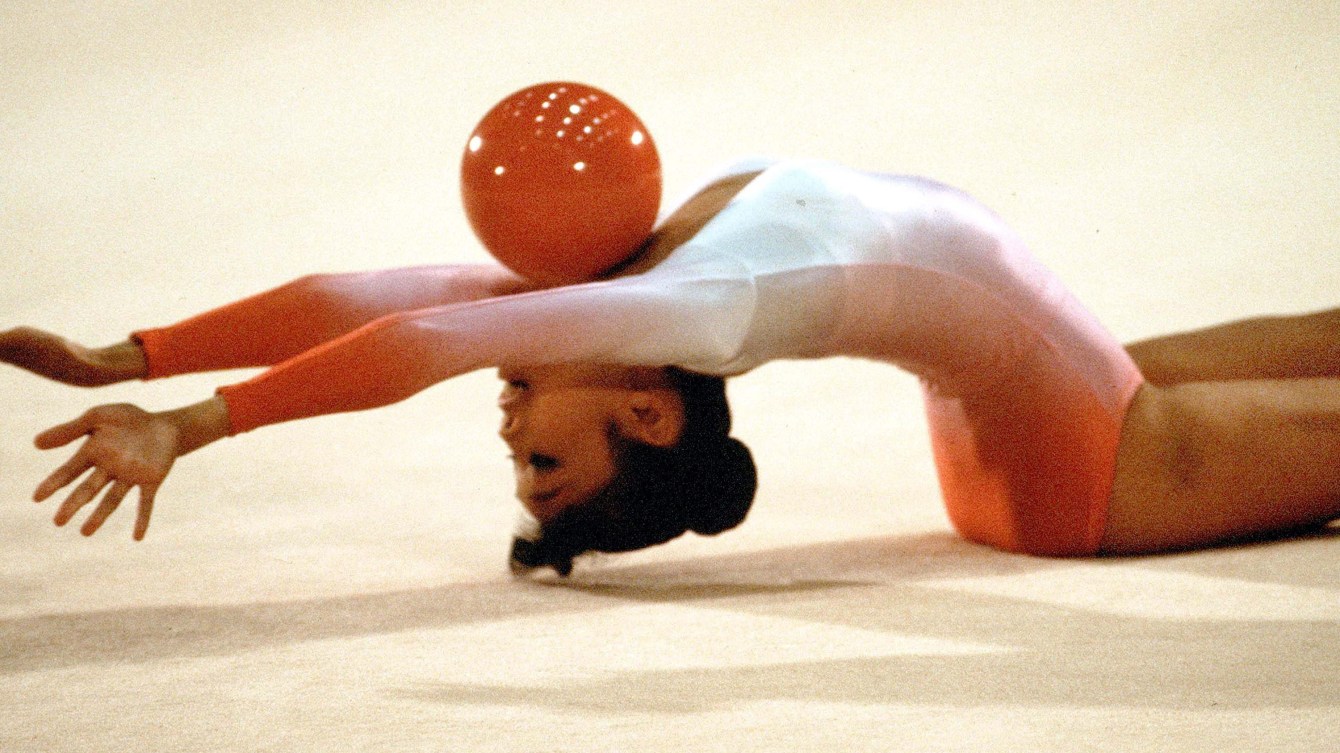 Lori Fung exécute une routine avec un ballon. 