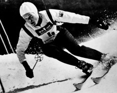 Lucile Wheeler du Canada participe au ski alpin aux Jeux olympiques d'hiver de Cortina D'Ampezzo de 1956. Wheeler a remporté une médaille de bronze en descente. (Photo PC/AOC)
