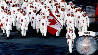 Les athlètes canadiens faisant leur entrée lors de la cérémonie d'ouverture des Jeux d'Albertville 1992.