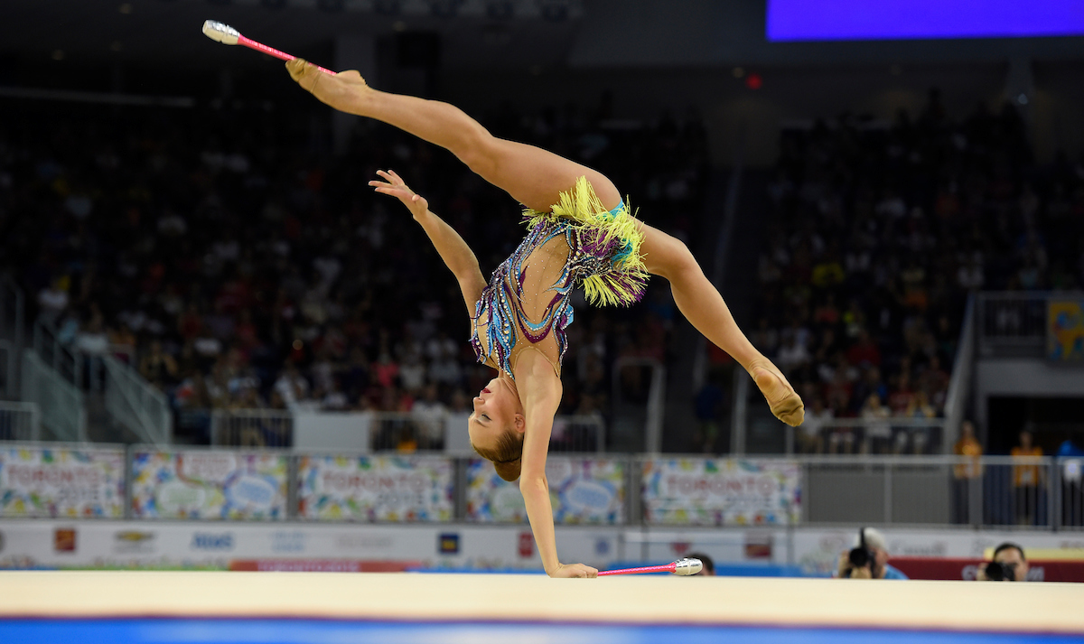 Patricia Bezzoubenko effectue une routine avec les quilles.