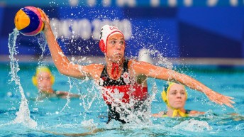 Une joueuse de water-polo lance le ballon.