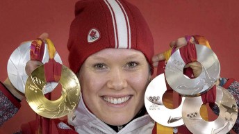 La patineuse Cindy Klassen présentant ses 3 médailles.