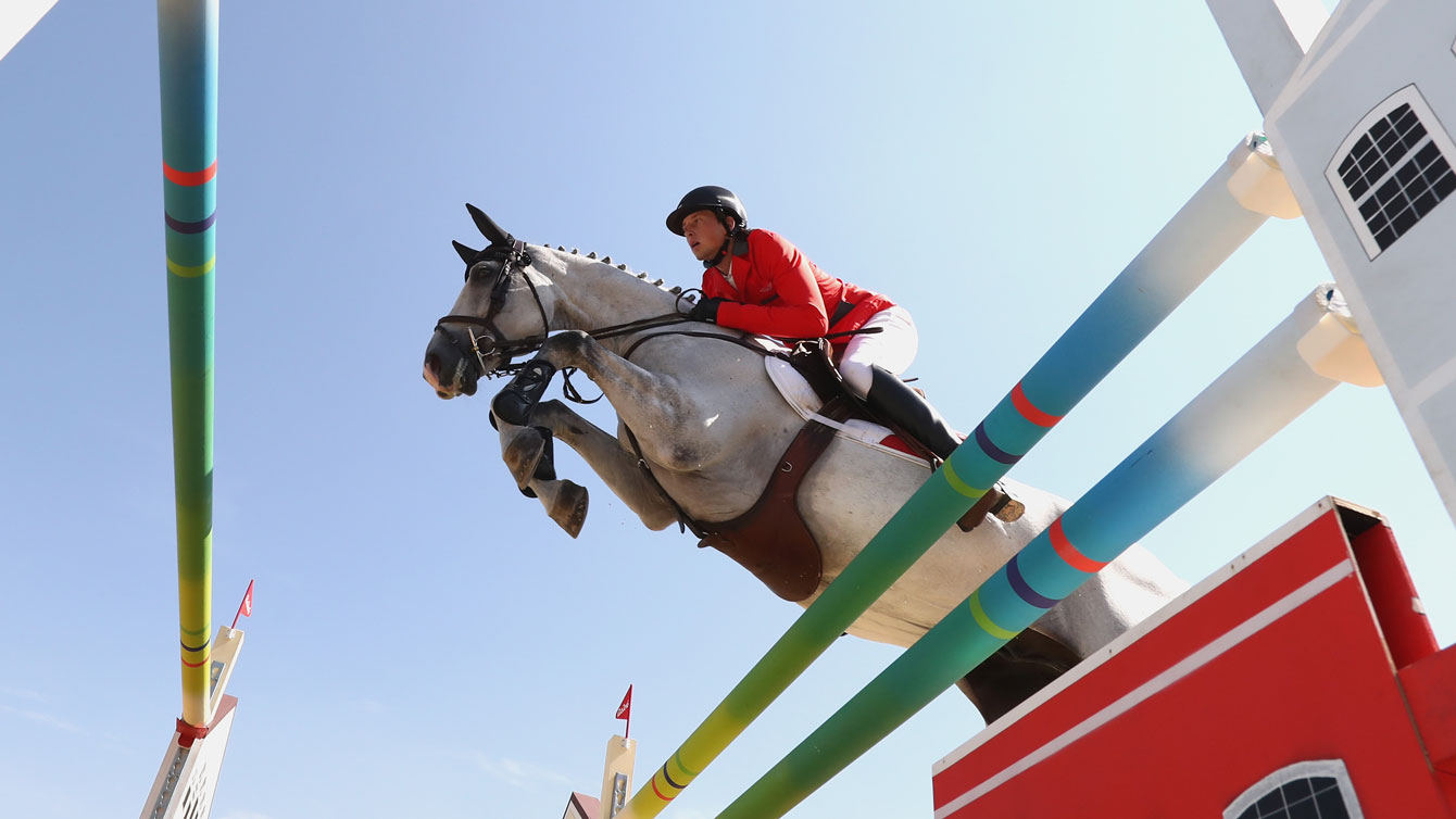 Un cavalier sur un cheval blanc.