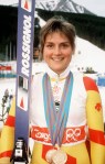 Karen Percy du Canada célèbre sa deuxième médailles de bronze en ski alpin aux Jeux olympiques d'hiver de Calgary de 1988. (Photo PC /AOC)
