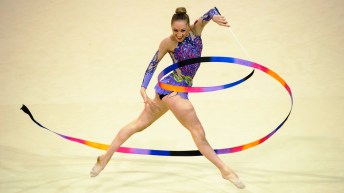 Carmen Whelan exécute une routine de ruban en gymnastique rythmique.
