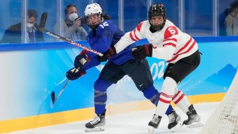 Deux joueuses de hockey en action