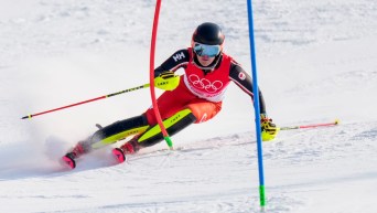 Une skieuse alpine descend la pente