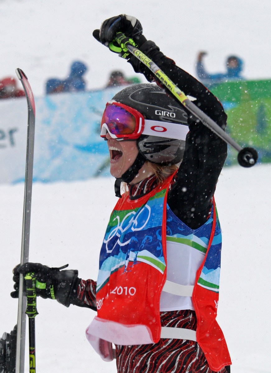McIvor célèbre au bas de la piste