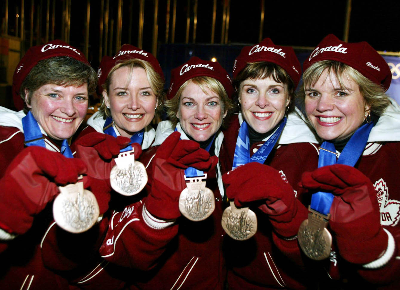 L'équipe féminine de curling (de gauche à droite) du Canada: Chery Noble de Victoria, Kelley Law de Coquitlam, C.-B.,Diane Nelson de Burnaby, C.-B., Julie Skinner de Victoria et Georgina Wheathcroft de Victoria, arbore la médaille de bronze, le jeudi 21 février 2002, aux Jeux olympiques d'hiver de Salt Lake City. (PHOTO PC/AOC/André Forget)