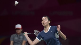 Une joueuse de badminton en action