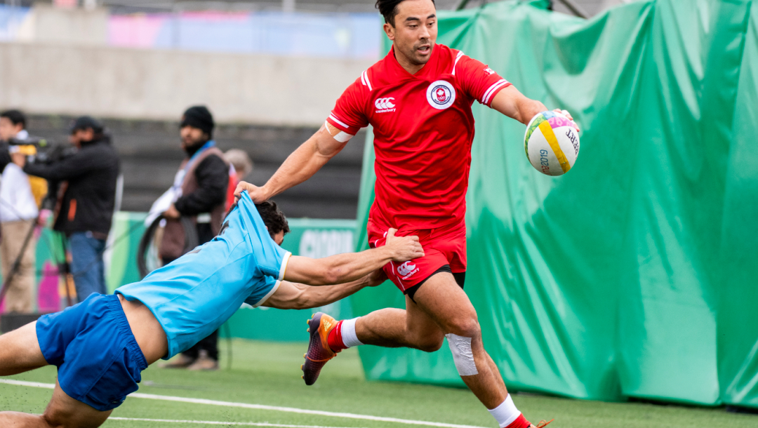 Un joueur de rugby s'échappe d'un plaqué