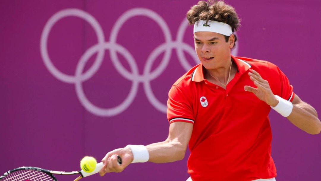 Milos Raonic frappe une balle.