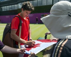 Milos Raonic signe des autographes lors du tournoi olympique de Londres 2012. (COC Photo par Ryan Remiorz)