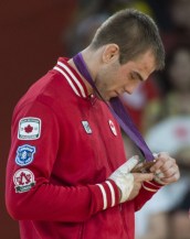 Antoine Valois-Fortier lors de la remise des médailles à Londres 2012.