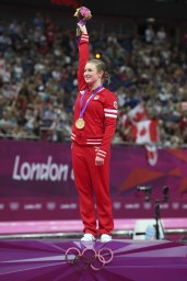 Rosie MacLennan lors de la cérémonie des médailles de Londres 2012