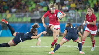 Des joueuses de rugby sur le terrain pendant un match.