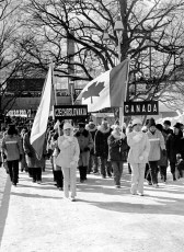Karen Magnussen du Canada porte le drapeau de la délégation canadienne lors des cérémonies d'ouverture des Jeux olympiques d'hiver de Sapporo de 1972. (Photo PC/AOC)