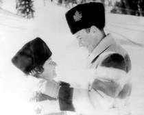 Barbara Wagner et Robert Paul du Canada célèbrent leur médaille d'or en patinage artistique en couple aux Jeux olympiques d'hiver de Squaw Valley de 1960. (Photo PC/AOC)