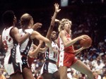 Alison Lang du Canada (droite) participe au basketball féminin aux Jeux olympiques de Los Angeles de 1984. (Photo PC/AOC)