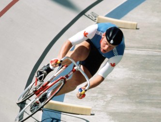 Curt Harnett du Canada participe à une épreuve de cyclisme sur piste aux Jeux olympiques de Los Angeles de 1984. (Photo PC/AOC)