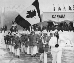 Ken Read et la délégation canadienne lors de la cérémonie d'ouverture des Jeux olympiques d'hiver de 1980 à Lake Placid, N.Y., le 13 février 1980. (CP PHOTO / Doug Ball)