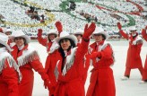 Les athlètes du Canada saluent la foule lors des cérémonies d'ouvertures des Jeux olympiques d'hiver de Calgary de 1988. (Photo PC/ AOC)