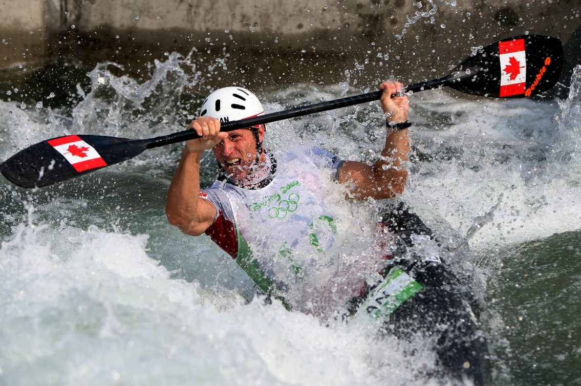 Un athlète en kayak slalom