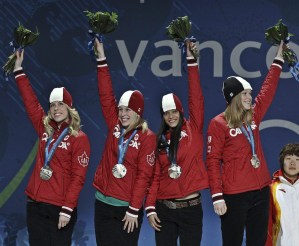 Tania Vicent, Marianne St-Gelais, Kalyna Roberge et Jessica Gregg célèbrent leur médaille d’argent au relais 3000 m féminin aux Jeux olympiques de Vancouver, le 25 février 2010. THE CANADIAN PRESS/Tara Walton
