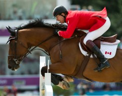 Ian Millar effectue un saut à cheval