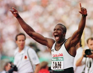 Donovan Bailey réagit après avoir remporté la médaille d'or olympique au relais 4x100 mètres avec un chrono de 37,69 secondes aux Jeux olympiques d'été le 3 août 1996 (CP PHOTO) (stf/Paul Chiasson)