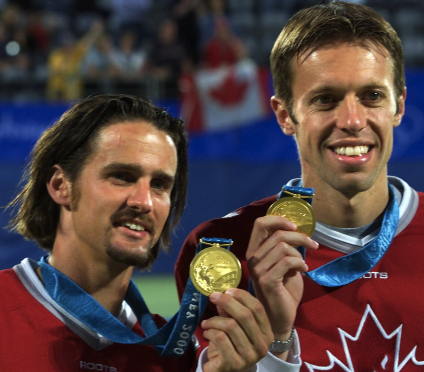 Sébastien Lareau et Daniel Nestor (à droite) célèbrent leur médaille d’or aux Jeux olympiques de Sydney, le 27 septembre 2000. (CP PHOTO/Tom Hanson)