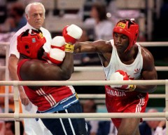 Lennox Lewis aux Jeux de Séoul frappe son adverse