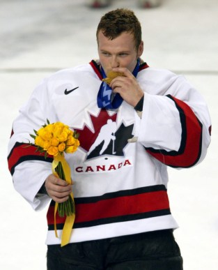 Le gardien de l'équipe du Canada Martin Brodeur embrasse sa médaille d'or après la victoire remportée sur l'équipe des États-Unis à la finale de hockey comptant pour la médaille d'or, le dimanche 24 février 2002, aux Jeux olympiques d'hiver deSalt Lake City. L'équipe du Canada a gagné par 5-2 face aux États-Unis. (PHOTO PC/AOC/André Forget)