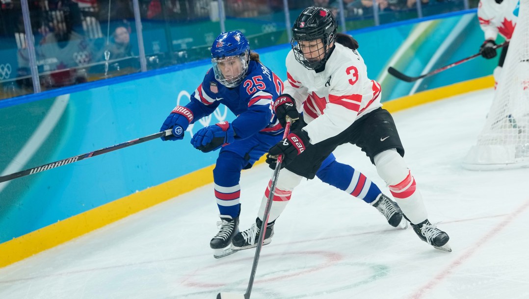 Jocelyne Larocque en action en hockey sur glace.