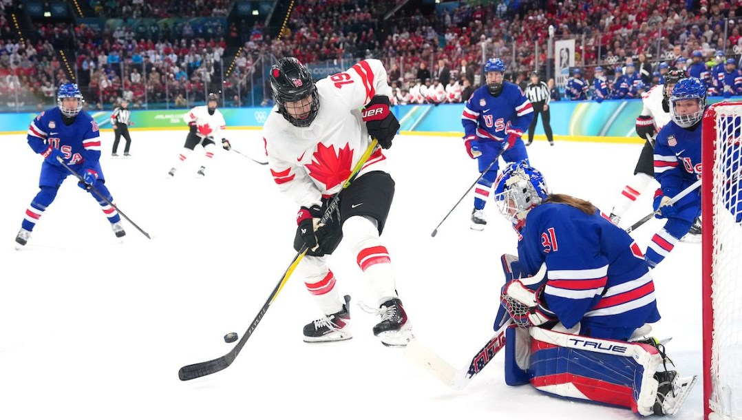 Brianne Jenner en action en hockey sur glace.