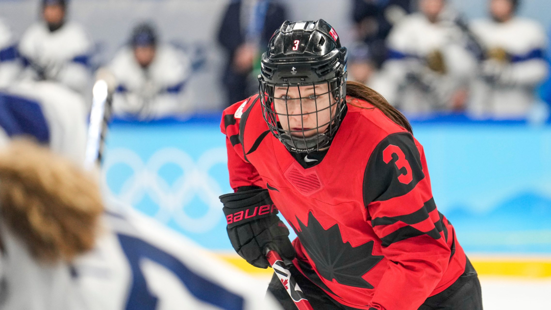 Une joueuse de hockey sur glace en action