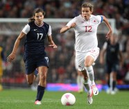 Christine Sinclair coure avec le ballon.