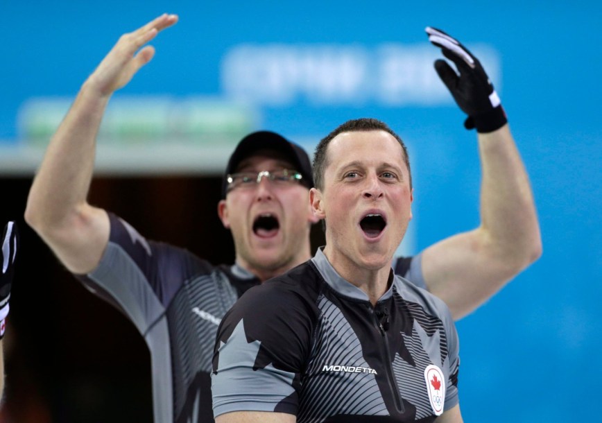 Deux joueurs de curling réagissent à leur victoire