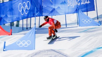 Un athlète de snowboard cross en pleine descente