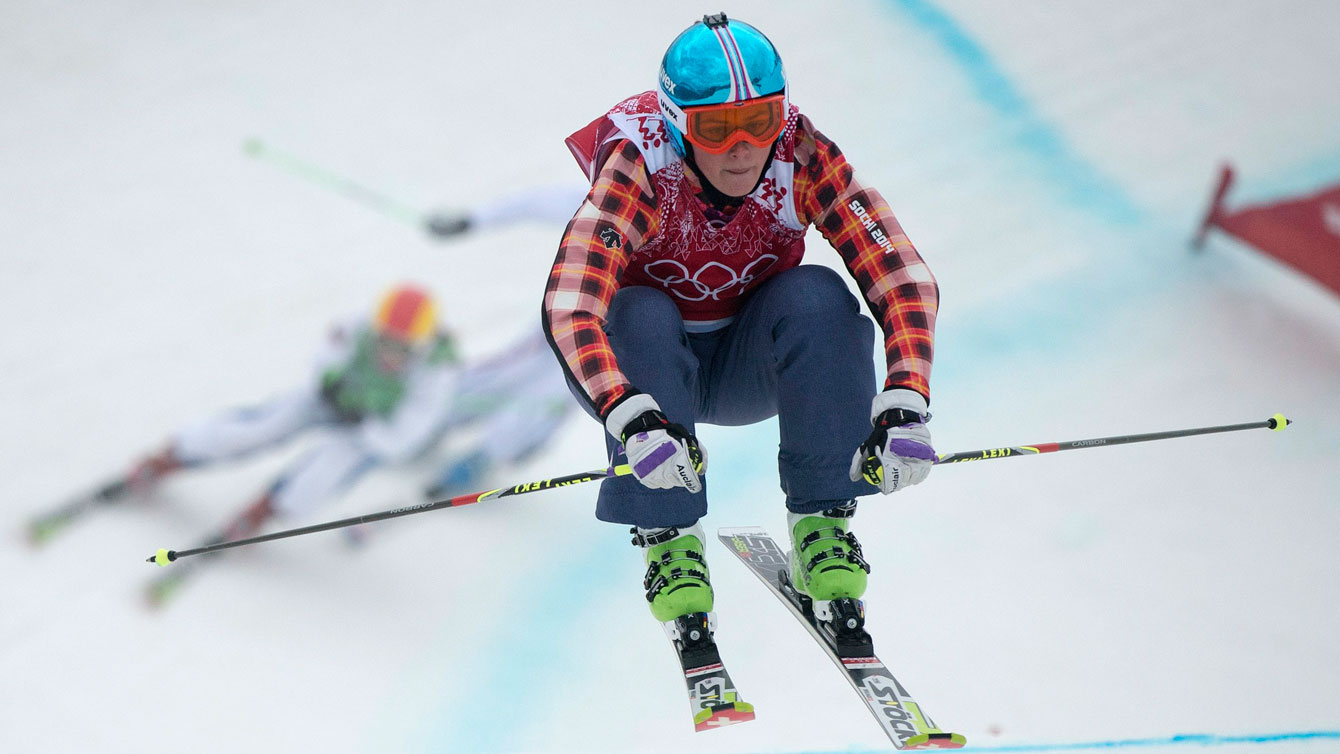 Une athlète de ski cross en action