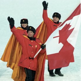 Le patineur canadien Kurt Browning porte le drapeau alors lors de la cérémonie d'ouverture pour les XVIIe Jeux olympiques de Lillehammer le 12 février 1994. LA PRESSE CANADIENNE / Ron Poling