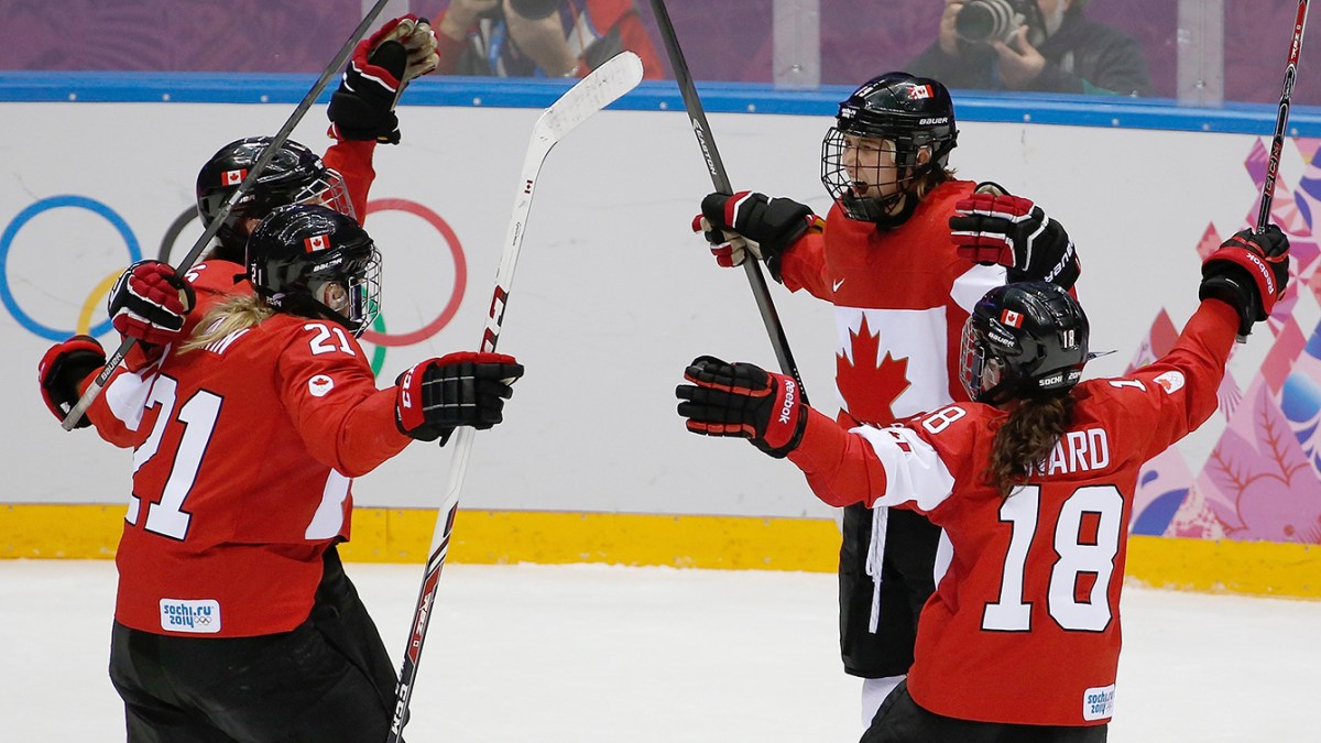 l'équipe féminine de hockey célébrant