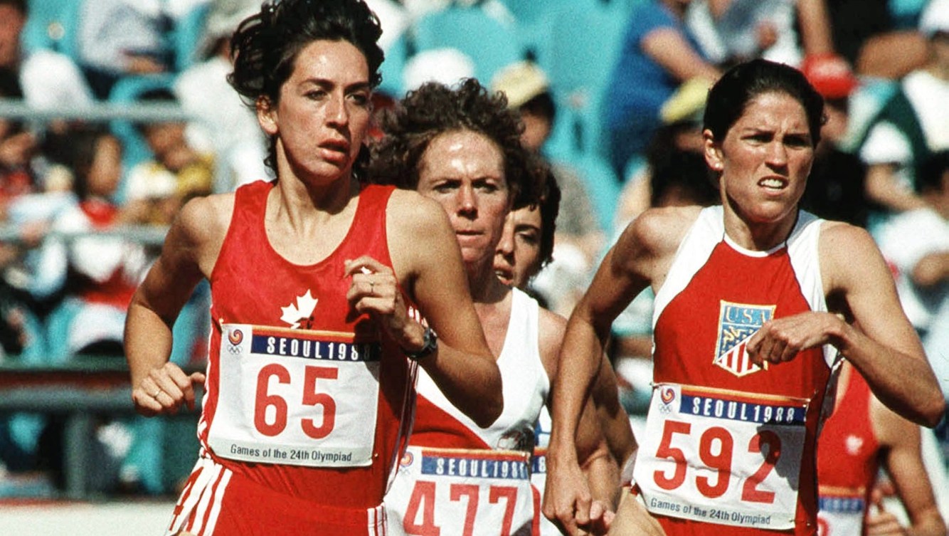 Angela Chalmers cours le 1500 m.