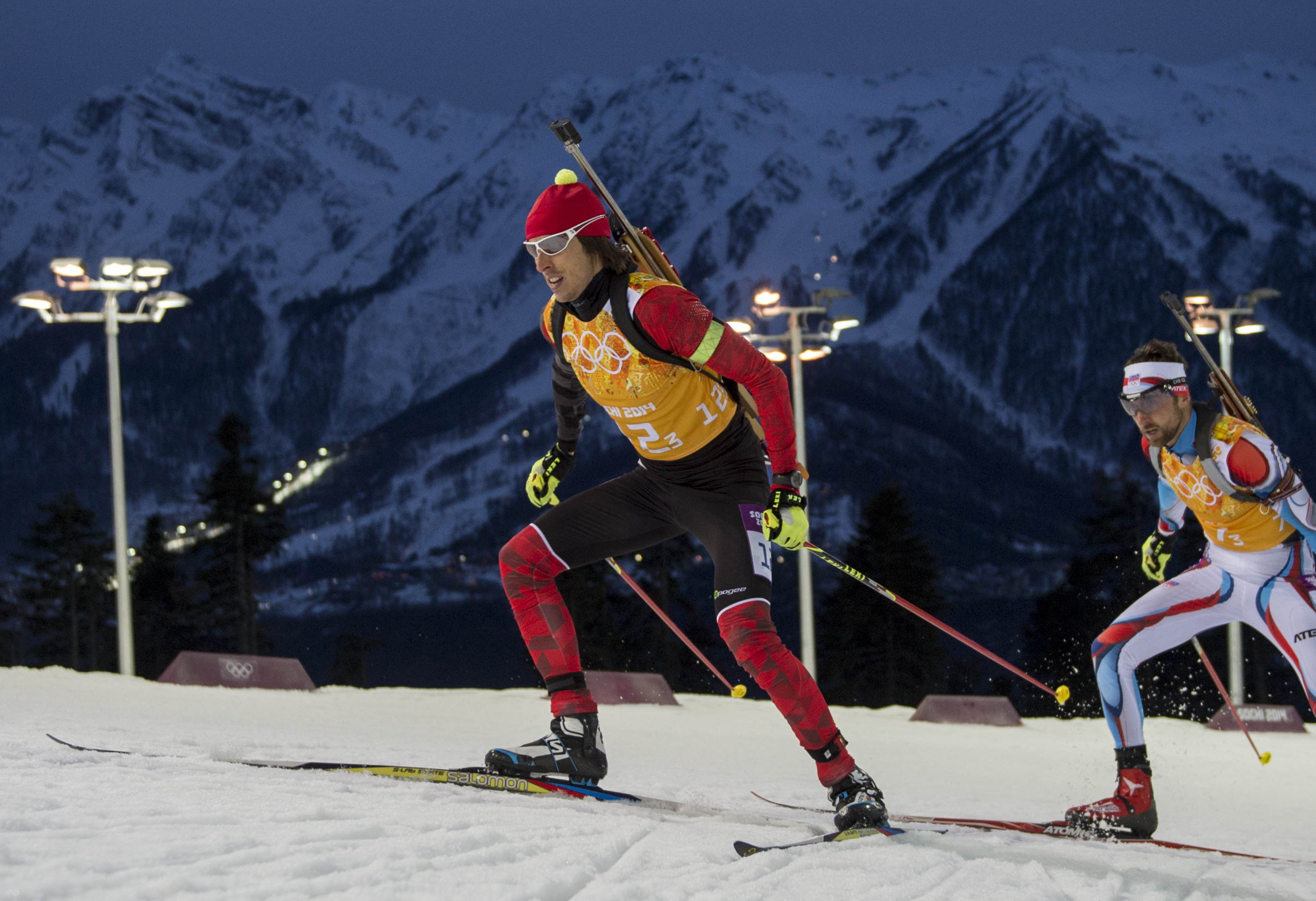 Athlètes participant au biathlon - relais 4 x 7,5 km masculin