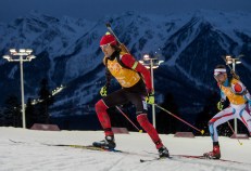 Athlètes participant au biathlon - relais 4 x 7,5 km masculin