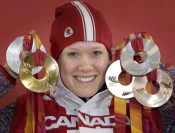 Cindy Klassen cadrée serrée avec ses cinq médailles