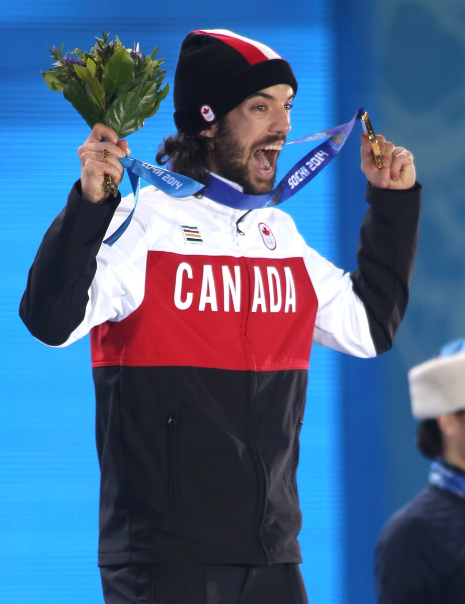 Charles Hamelin sur le podium, souriant