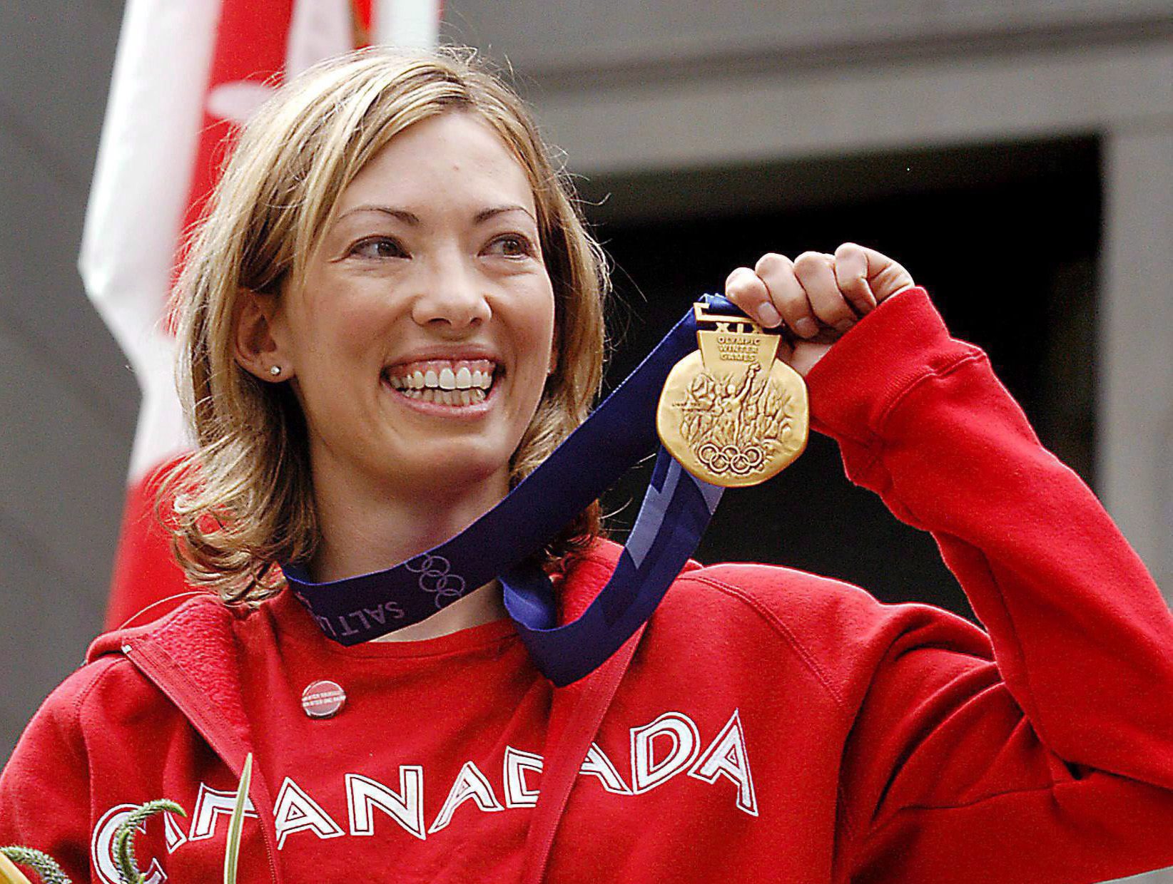 Une athlète avec une médaille d'or au cou