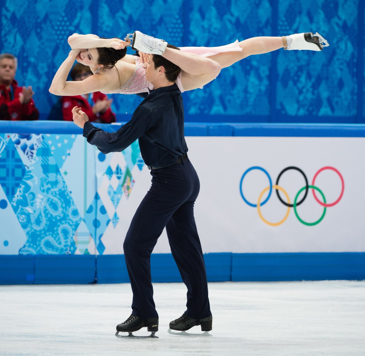 Tessa Virtue et Scott Moir en prestation sur la glace.
