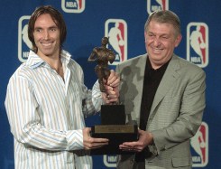 Deux hommes posent avec un trophée